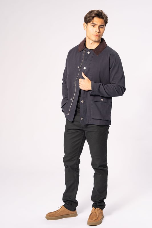 Experimenta la combinación perfecta de estilo y comodidad con nuestra chaqueta de sarga en azul marino. Este elegante abrigo es ideal para cualquier ocasión. Confeccionado con 97% algodón y 3% elastano para un ajuste cómodo que garantiza libertad de movimiento. Perfecto tanto para ocasiones cotidianas como formales. Compatible con cualquier guardarropa, desde jeans hasta vestidos, y brinda un aspecto sofisticado.