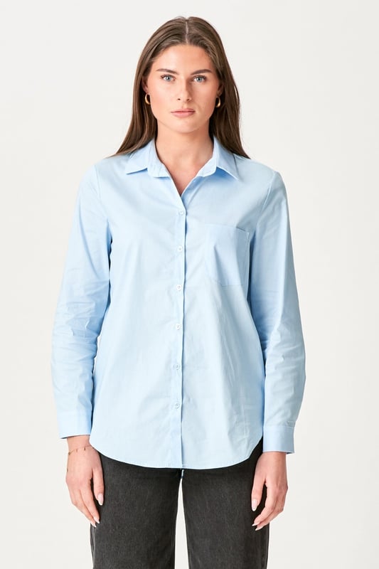Experimenta estilo y comodidad con nuestra Camisa Ida en Azul Claro. Esta hermosa camisa para mujer es perfecta para cualquier ocasión, ya sea un día en la oficina o una escapada informal de fin de semana. La camisa Ida está diseñada centrándose en la calidad y el detalle, dándole un aspecto elegante y atemporal. El color azul claro añade un soplo de aire fresco a tu guardarropa y crea un agradable contraste tanto con atuendos oscuros como claros. Confeccionada en 97% algodón y 3% elastano para garantizar una comodidad y flexibilidad óptimas durante todo el día.
