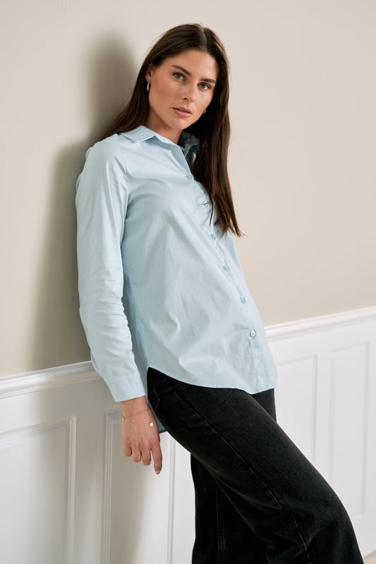 Experimenta estilo y comodidad con nuestra Camisa Ida en Azul Claro. Esta hermosa camisa para mujer es perfecta para cualquier ocasión, ya sea un día en la oficina o una escapada informal de fin de semana. La camisa Ida está diseñada centrándose en la calidad y el detalle, dándole un aspecto elegante y atemporal. El color azul claro añade un soplo de aire fresco a tu guardarropa y crea un agradable contraste tanto con atuendos oscuros como claros. Confeccionada en 97% algodón y 3% elastano para garantizar una comodidad y flexibilidad óptimas durante todo el día.