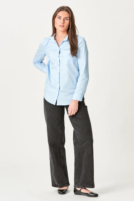 Experimenta estilo y comodidad con nuestra Camisa Ida en Azul Claro. Esta hermosa camisa para mujer es perfecta para cualquier ocasión, ya sea un día en la oficina o una escapada informal de fin de semana. La camisa Ida está diseñada centrándose en la calidad y el detalle, dándole un aspecto elegante y atemporal. El color azul claro añade un soplo de aire fresco a tu guardarropa y crea un agradable contraste tanto con atuendos oscuros como claros. Confeccionada en 97% algodón y 3% elastano para garantizar una comodidad y flexibilidad óptimas durante todo el día.