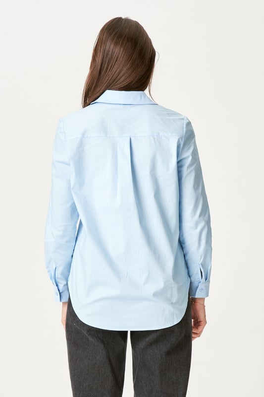 Experimenta estilo y comodidad con nuestra Camisa Ida en Azul Claro. Esta hermosa camisa para mujer es perfecta para cualquier ocasión, ya sea un día en la oficina o una escapada informal de fin de semana. La camisa Ida está diseñada centrándose en la calidad y el detalle, dándole un aspecto elegante y atemporal. El color azul claro añade un soplo de aire fresco a tu guardarropa y crea un agradable contraste tanto con atuendos oscuros como claros. Confeccionada en 97% algodón y 3% elastano para garantizar una comodidad y flexibilidad óptimas durante todo el día.