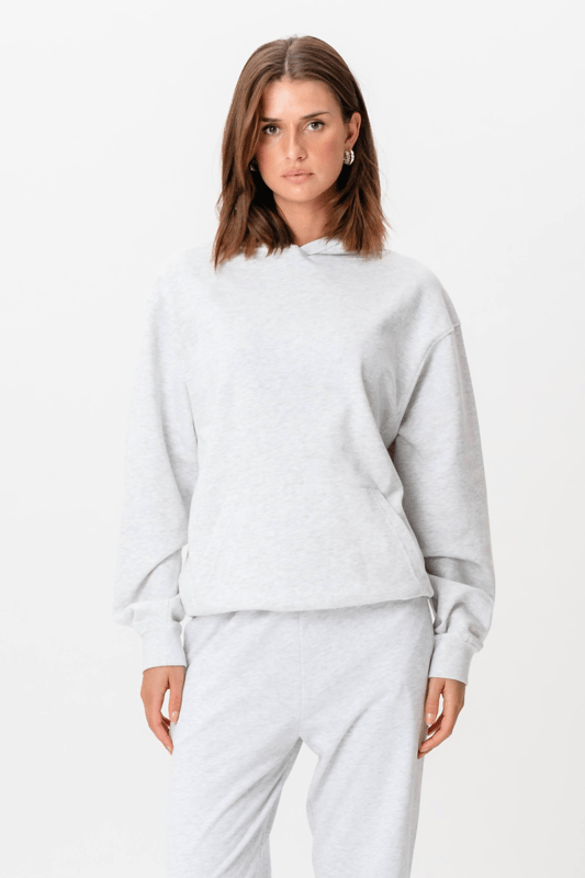 Erleben Sie ultimativen Komfort mit unserem Kordelzug-Hoodie – Grau! Dieser stilvolle Kapuzenpullover wurde speziell für Frauen entwickelt und vereint Schlichtheit und Eleganz, perfekt für legere und formellere Anlässe. Das Fehlen eines Kordelzugs sorgt für einen modernen Touch und mit der schönen grauen Farbe passt es in jede Garderobe. Dieser aus hochwertigen Materialien gefertigte Kapuzenpullover sorgt sowohl für Wärme als auch für Atmungsaktivität. Ideal für das kühlere Wetter, wenn Stil nicht geopfert werden muss. Kaufen Sie es jetzt und spüren Sie den Unterschied!