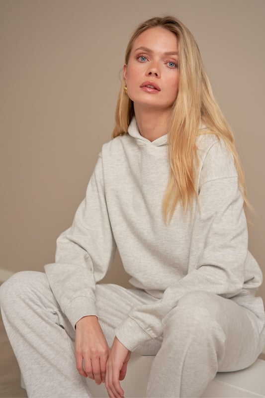 Erleben Sie ultimativen Komfort mit unserem Kordelzug-Hoodie – Grau! Dieser stilvolle Kapuzenpullover wurde speziell für Frauen entwickelt und vereint Schlichtheit und Eleganz, perfekt für legere und formellere Anlässe. Das Fehlen eines Kordelzugs sorgt für einen modernen Touch und mit der schönen grauen Farbe passt es in jede Garderobe. Dieser aus hochwertigen Materialien gefertigte Kapuzenpullover sorgt sowohl für Wärme als auch für Atmungsaktivität. Ideal für das kühlere Wetter, wenn Stil nicht geopfert werden muss. Kaufen Sie es jetzt und spüren Sie den Unterschied!