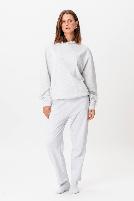 Erleben Sie ultimativen Komfort mit unserem Kordelzug-Hoodie – Grau! Dieser stilvolle Kapuzenpullover wurde speziell für Frauen entwickelt und vereint Schlichtheit und Eleganz, perfekt für legere und formellere Anlässe. Das Fehlen eines Kordelzugs sorgt für einen modernen Touch und mit der schönen grauen Farbe passt es in jede Garderobe. Dieser aus hochwertigen Materialien gefertigte Kapuzenpullover sorgt sowohl für Wärme als auch für Atmungsaktivität. Ideal für das kühlere Wetter, wenn Stil nicht geopfert werden muss. Kaufen Sie es jetzt und spüren Sie den Unterschied!