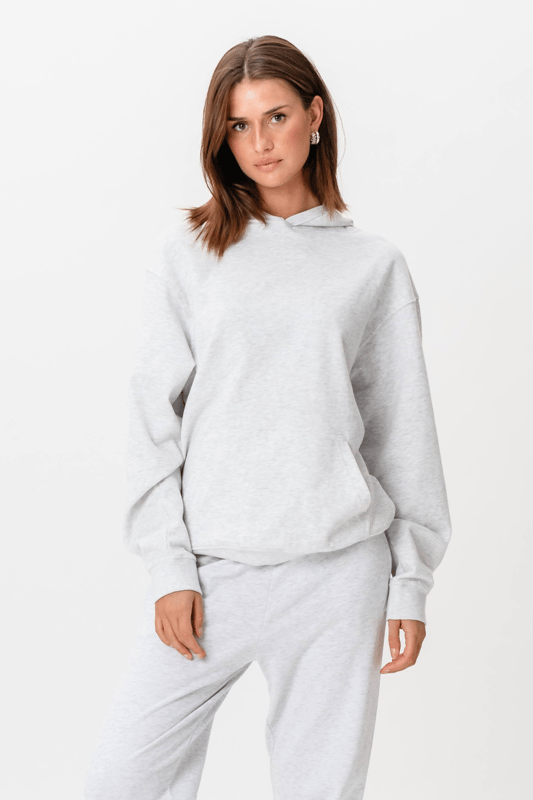 Erleben Sie ultimativen Komfort mit unserem Kordelzug-Hoodie – Grau! Dieser stilvolle Kapuzenpullover wurde speziell für Frauen entwickelt und vereint Schlichtheit und Eleganz, perfekt für legere und formellere Anlässe. Das Fehlen eines Kordelzugs sorgt für einen modernen Touch und mit der schönen grauen Farbe passt es in jede Garderobe. Dieser aus hochwertigen Materialien gefertigte Kapuzenpullover sorgt sowohl für Wärme als auch für Atmungsaktivität. Ideal für das kühlere Wetter, wenn Stil nicht geopfert werden muss. Kaufen Sie es jetzt und spüren Sie den Unterschied!