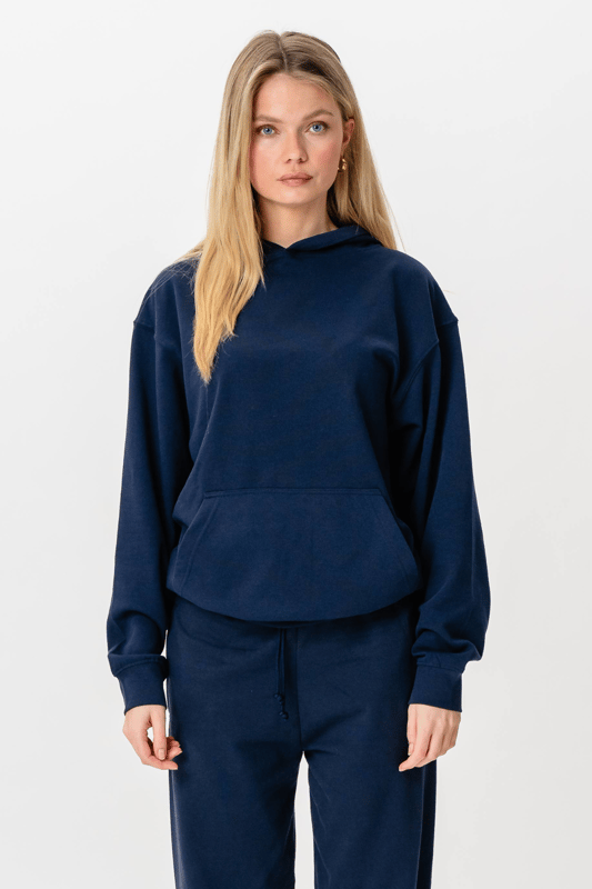Experimente el estilo y la comodidad con nuestra sudadera con capucha con cordón en azul marino. Diseñada para mujeres, esta sudadera con capucha con cordón ofrece una apariencia elegante que se puede integrar fácilmente en cualquier guardarropa. La comodidad es máxima con la tela suave y un ajuste que abraza tu cuerpo de la manera más delicada. Confeccionada con 90% algodón, 9% poliéster y 1% viscosa, esta sudadera con capucha garantiza transpirabilidad y durabilidad, lo que la hace ideal tanto para el uso diario como para momentos relajados. Ya sea que salgas a dar un paseo por la ciudad o disfrutes de una velada acogedora en casa, esta sudadera con capucha es la elección perfecta tanto por estilo como por funcionalidad. Con su diseño sencillo y versátil en un sofisticado color azul marino, esta sudadera con capucha se convertirá rápidamente en tu favorita. Haga su pedido hoy y experimente la combinación perfecta de estilo y comodidad.