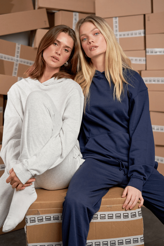 Experimente el estilo y la comodidad con nuestra sudadera con capucha con cordón en azul marino. Diseñada para mujeres, esta sudadera con capucha con cordón ofrece una apariencia elegante que se puede integrar fácilmente en cualquier guardarropa. La comodidad es máxima con la tela suave y un ajuste que abraza tu cuerpo de la manera más delicada. Confeccionada con 90% algodón, 9% poliéster y 1% viscosa, esta sudadera con capucha garantiza transpirabilidad y durabilidad, lo que la hace ideal tanto para el uso diario como para momentos relajados. Ya sea que salgas a dar un paseo por la ciudad o disfrutes de una velada acogedora en casa, esta sudadera con capucha es la elección perfecta tanto por estilo como por funcionalidad. Con su diseño sencillo y versátil en un sofisticado color azul marino, esta sudadera con capucha se convertirá rápidamente en tu favorita. Haga su pedido hoy y experimente la combinación perfecta de estilo y comodidad.
