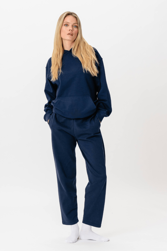 Experimente el estilo y la comodidad con nuestra sudadera con capucha con cordón en azul marino. Diseñada para mujeres, esta sudadera con capucha con cordón ofrece una apariencia elegante que se puede integrar fácilmente en cualquier guardarropa. La comodidad es máxima con la tela suave y un ajuste que abraza tu cuerpo de la manera más delicada. Confeccionada con 90% algodón, 9% poliéster y 1% viscosa, esta sudadera con capucha garantiza transpirabilidad y durabilidad, lo que la hace ideal tanto para el uso diario como para momentos relajados. Ya sea que salgas a dar un paseo por la ciudad o disfrutes de una velada acogedora en casa, esta sudadera con capucha es la elección perfecta tanto por estilo como por funcionalidad. Con su diseño sencillo y versátil en un sofisticado color azul marino, esta sudadera con capucha se convertirá rápidamente en tu favorita. Haga su pedido hoy y experimente la combinación perfecta de estilo y comodidad.