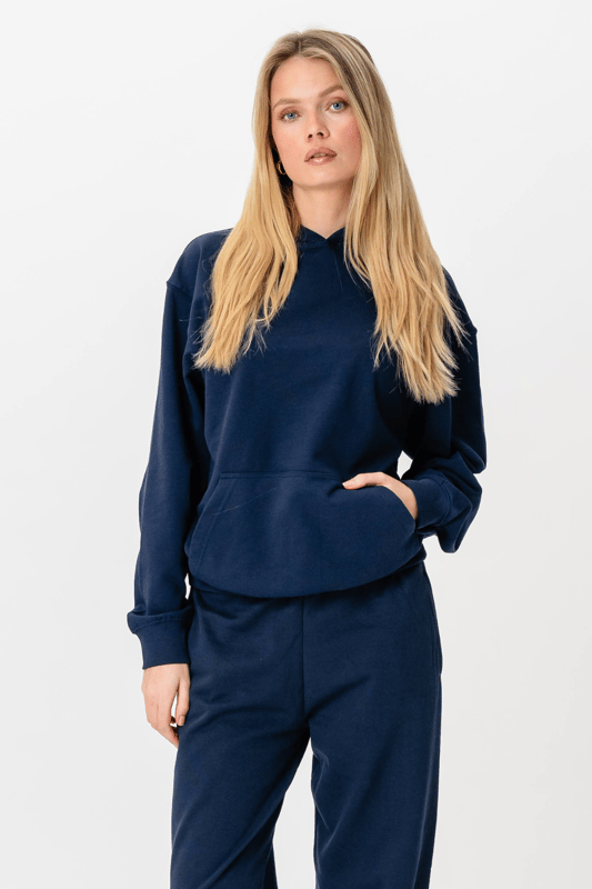 Experimente el estilo y la comodidad con nuestra sudadera con capucha con cordón en azul marino. Diseñada para mujeres, esta sudadera con capucha con cordón ofrece una apariencia elegante que se puede integrar fácilmente en cualquier guardarropa. La comodidad es máxima con la tela suave y un ajuste que abraza tu cuerpo de la manera más delicada. Confeccionada con 90% algodón, 9% poliéster y 1% viscosa, esta sudadera con capucha garantiza transpirabilidad y durabilidad, lo que la hace ideal tanto para el uso diario como para momentos relajados. Ya sea que salgas a dar un paseo por la ciudad o disfrutes de una velada acogedora en casa, esta sudadera con capucha es la elección perfecta tanto por estilo como por funcionalidad. Con su diseño sencillo y versátil en un sofisticado color azul marino, esta sudadera con capucha se convertirá rápidamente en tu favorita. Haga su pedido hoy y experimente la combinación perfecta de estilo y comodidad.