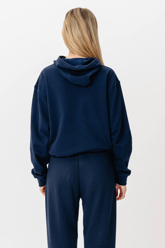 Experimente el estilo y la comodidad con nuestra sudadera con capucha con cordón en azul marino. Diseñada para mujeres, esta sudadera con capucha con cordón ofrece una apariencia elegante que se puede integrar fácilmente en cualquier guardarropa. La comodidad es máxima con la tela suave y un ajuste que abraza tu cuerpo de la manera más delicada. Confeccionada con 90% algodón, 9% poliéster y 1% viscosa, esta sudadera con capucha garantiza transpirabilidad y durabilidad, lo que la hace ideal tanto para el uso diario como para momentos relajados. Ya sea que salgas a dar un paseo por la ciudad o disfrutes de una velada acogedora en casa, esta sudadera con capucha es la elección perfecta tanto por estilo como por funcionalidad. Con su diseño sencillo y versátil en un sofisticado color azul marino, esta sudadera con capucha se convertirá rápidamente en tu favorita. Haga su pedido hoy y experimente la combinación perfecta de estilo y comodidad.