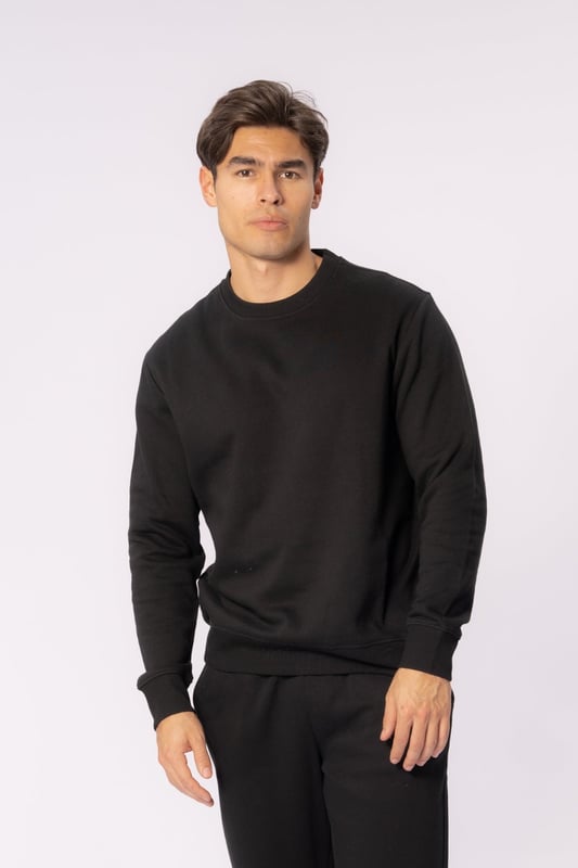 La Essential Crewneck - Black es la camisa perfecta para los hombres que buscan estilo y comodidad en uno. Este diseño atemporal se adaptará a cualquier armario y a cualquier conjunto. Confeccionada con 60% algodón y 40% poliéster, ofrece suavidad y durabilidad. El diseño de cuello redondo garantiza un ajuste clásico adecuado tanto para ocasiones informales como formales. Mejora tu estilo hoy con este indispensable cuello redondo negro.