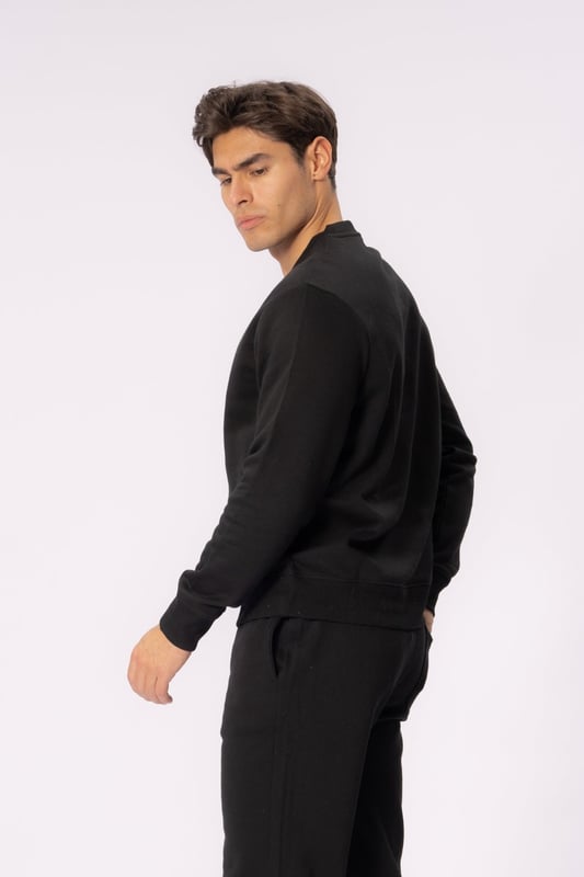 La Essential Crewneck - Black es la camisa perfecta para los hombres que buscan estilo y comodidad en uno. Este diseño atemporal se adaptará a cualquier armario y a cualquier conjunto. Confeccionada con 60% algodón y 40% poliéster, ofrece suavidad y durabilidad. El diseño de cuello redondo garantiza un ajuste clásico adecuado tanto para ocasiones informales como formales. Mejora tu estilo hoy con este indispensable cuello redondo negro.