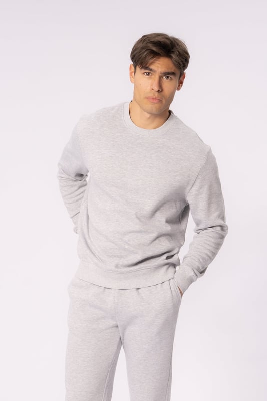Mejora tu guardarropa con nuestro Essential Crewneck en Grey Melange: el equilibrio perfecto entre estilo casual y diseño refinado. Con su ajuste clásico y sus materiales de primera calidad, esta sudadera está destinada a convertirse en su nueva favorita.
Confeccionado con una mezcla cuidadosamente seleccionada de 60 % algodón y 40 % poliéster, el Essential Crewneck ofrece la combinación óptima de comodidad y durabilidad. El color gris melange le da un aspecto sofisticado que se mantiene hermoso lavado tras lavado.