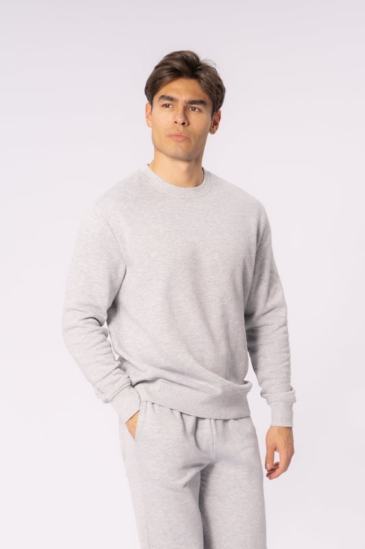 Mejora tu guardarropa con nuestro Essential Crewneck en Grey Melange: el equilibrio perfecto entre estilo casual y diseño refinado. Con su ajuste clásico y sus materiales de primera calidad, esta sudadera está destinada a convertirse en su nueva favorita.
Confeccionado con una mezcla cuidadosamente seleccionada de 60 % algodón y 40 % poliéster, el Essential Crewneck ofrece la combinación óptima de comodidad y durabilidad. El color gris melange le da un aspecto sofisticado que se mantiene hermoso lavado tras lavado.