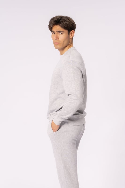 Mejora tu guardarropa con nuestro Essential Crewneck en Grey Melange: el equilibrio perfecto entre estilo casual y diseño refinado. Con su ajuste clásico y sus materiales de primera calidad, esta sudadera está destinada a convertirse en su nueva favorita.
Confeccionado con una mezcla cuidadosamente seleccionada de 60 % algodón y 40 % poliéster, el Essential Crewneck ofrece la combinación óptima de comodidad y durabilidad. El color gris melange le da un aspecto sofisticado que se mantiene hermoso lavado tras lavado.