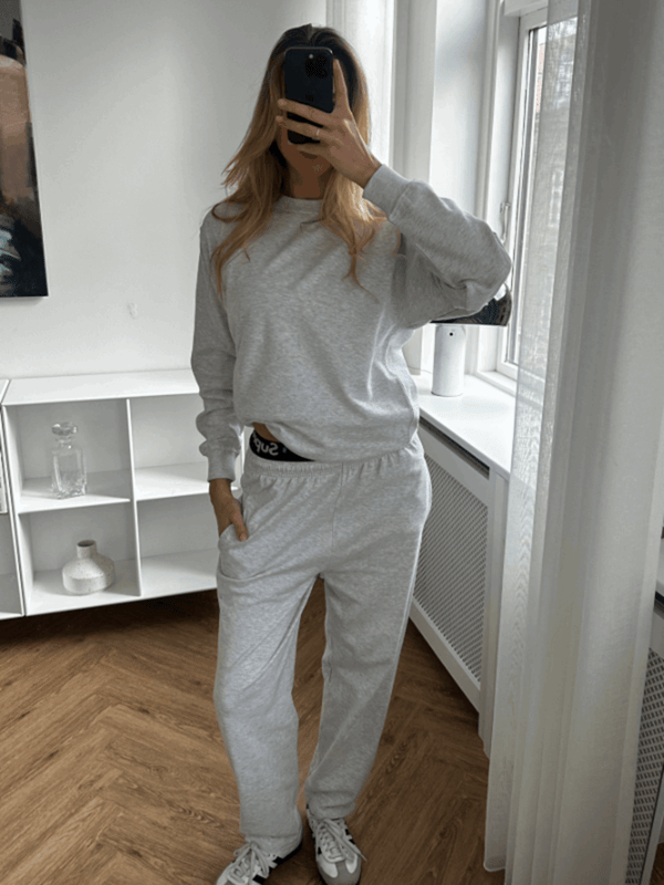 Entdecken Sie ultimativen Komfort und Style mit unserer Original Sweatpants – Hellgrau, speziell für Frauen, die Wert auf Qualität und Ästhetik legen. Diese Hose wurde sorgfältig gefertigt und bietet die perfekte Balance zwischen lässiger Eleganz und unvergleichlichem Komfort. Dank des weichen, atmungsaktiven Materials und der verstellbaren Taille werden Sie sie den ganzen Tag lang tragen. Die schmeichelhafte Passform und das stylische Design machen sie perfekt für jeden Anlass, egal ob entspannt zu Hause oder beim Stadtbummel. Erleben Sie Bewegungsfreiheit und zeitlosen Style mit der Original Sweatpants – Hellgrau für Damen von TeeShoppen.