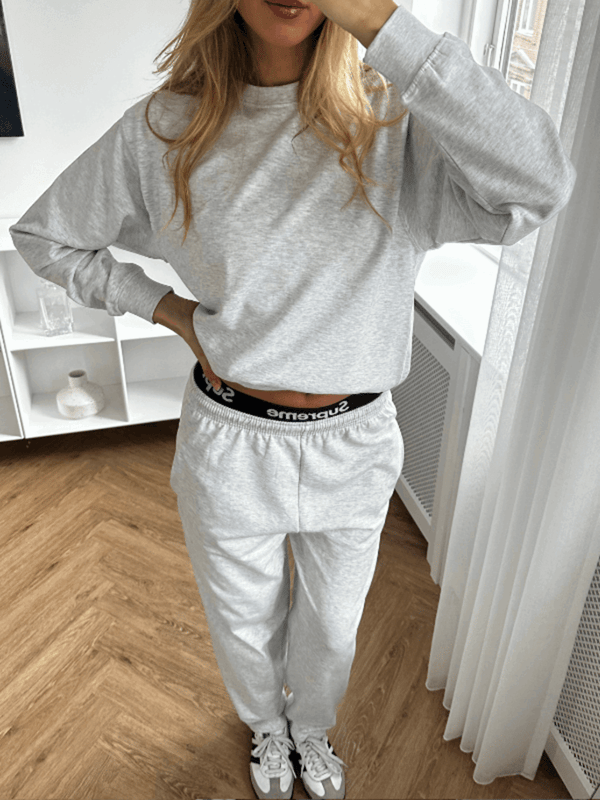 Entdecken Sie ultimativen Komfort und Style mit unserer Original Sweatpants – Hellgrau, speziell für Frauen, die Wert auf Qualität und Ästhetik legen. Diese Hose wurde sorgfältig gefertigt und bietet die perfekte Balance zwischen lässiger Eleganz und unvergleichlichem Komfort. Dank des weichen, atmungsaktiven Materials und der verstellbaren Taille werden Sie sie den ganzen Tag lang tragen. Die schmeichelhafte Passform und das stylische Design machen sie perfekt für jeden Anlass, egal ob entspannt zu Hause oder beim Stadtbummel. Erleben Sie Bewegungsfreiheit und zeitlosen Style mit der Original Sweatpants – Hellgrau für Damen von TeeShoppen.