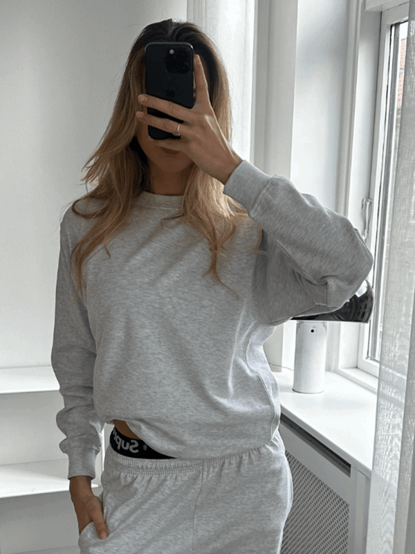 Entdecken Sie ultimativen Komfort und Style mit unserer Original Sweatpants – Hellgrau, speziell für Frauen, die Wert auf Qualität und Ästhetik legen. Diese Hose wurde sorgfältig gefertigt und bietet die perfekte Balance zwischen lässiger Eleganz und unvergleichlichem Komfort. Dank des weichen, atmungsaktiven Materials und der verstellbaren Taille werden Sie sie den ganzen Tag lang tragen. Die schmeichelhafte Passform und das stylische Design machen sie perfekt für jeden Anlass, egal ob entspannt zu Hause oder beim Stadtbummel. Erleben Sie Bewegungsfreiheit und zeitlosen Style mit der Original Sweatpants – Hellgrau für Damen von TeeShoppen.