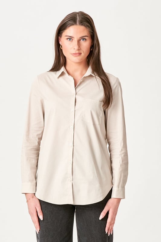 La camisa Ida en beige es el complemento perfecto para el guardarropa de cualquier mujer. Confeccionada con 97% algodón y 3% elastano, esta camisa ofrece comodidad y estilo. El diseño atemporal lo hace versátil tanto para uso diario como para fiestas. La camisa Ida combina la elegancia clásica con la comodidad moderna, lo que la convierte en una parte esencial de tu selección de ropa. Compra de forma segura con nosotros y mejora tu estilo con esta increíble camiseta.