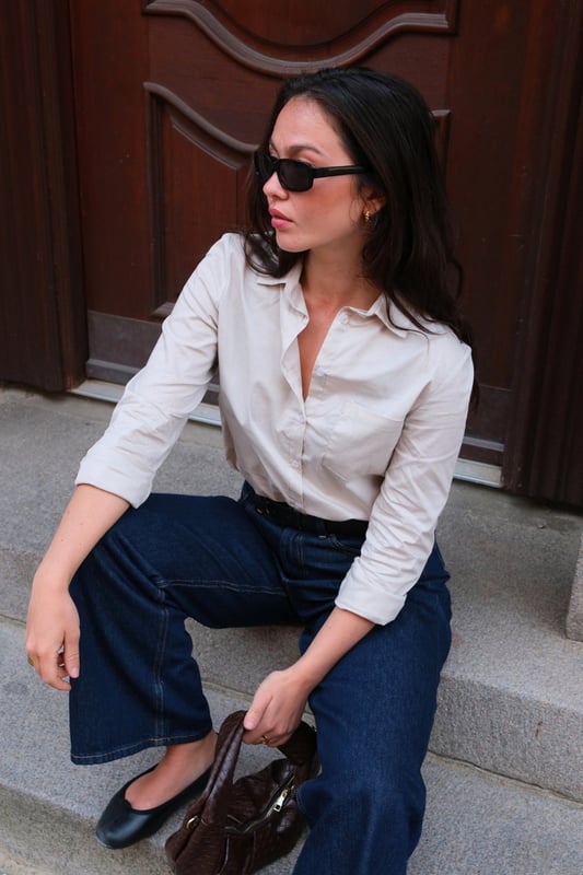 La camisa Ida en beige es el complemento perfecto para el guardarropa de cualquier mujer. Confeccionada con 97% algodón y 3% elastano, esta camisa ofrece comodidad y estilo. El diseño atemporal lo hace versátil tanto para uso diario como para fiestas. La camisa Ida combina la elegancia clásica con la comodidad moderna, lo que la convierte en una parte esencial de tu selección de ropa. Compra de forma segura con nosotros y mejora tu estilo con esta increíble camiseta.