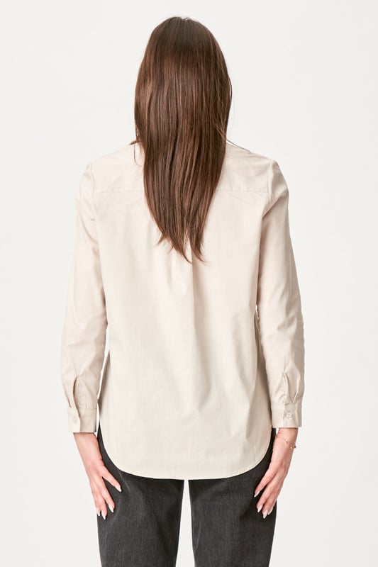 La camisa Ida en beige es el complemento perfecto para el guardarropa de cualquier mujer. Confeccionada con 97% algodón y 3% elastano, esta camisa ofrece comodidad y estilo. El diseño atemporal lo hace versátil tanto para uso diario como para fiestas. La camisa Ida combina la elegancia clásica con la comodidad moderna, lo que la convierte en una parte esencial de tu selección de ropa. Compra de forma segura con nosotros y mejora tu estilo con esta increíble camiseta.