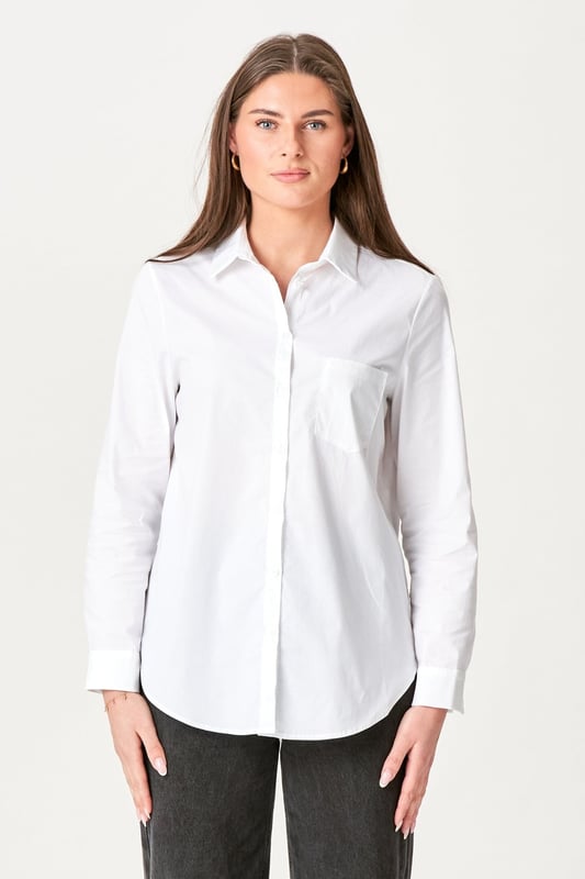 Erleben Sie Eleganz und Komfort mit dem Ida Shirt in Weiß. Das Hemd ist für die moderne Frau konzipiert, die Stil und Qualität schätzt. Aus 97 % Baumwolle und 3 % Elasthan gefertigt, bietet dieses Shirt eine perfekte Passform und Bewegungsfreiheit. Das Ida-Shirt ist ideal für jeden Anlass, vom Arbeitstag bis zum entspannten Wochenendausflug. Mit seiner zeitlosen weißen Farbe lässt es sich problemlos mit allem kombinieren, von Jeans bis hin zu formellen Röcken. Kaufen Sie jetzt eine Bekleidungsauswahl, die Finesse mit Funktionalität verbindet.