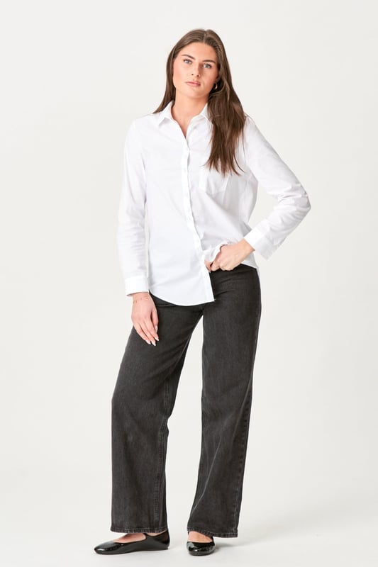 Erleben Sie Eleganz und Komfort mit dem Ida Shirt in Weiß. Das Hemd ist für die moderne Frau konzipiert, die Stil und Qualität schätzt. Aus 97 % Baumwolle und 3 % Elasthan gefertigt, bietet dieses Shirt eine perfekte Passform und Bewegungsfreiheit. Das Ida-Shirt ist ideal für jeden Anlass, vom Arbeitstag bis zum entspannten Wochenendausflug. Mit seiner zeitlosen weißen Farbe lässt es sich problemlos mit allem kombinieren, von Jeans bis hin zu formellen Röcken. Kaufen Sie jetzt eine Bekleidungsauswahl, die Finesse mit Funktionalität verbindet.