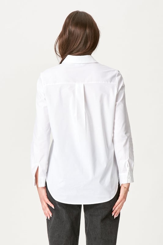 Erleben Sie Eleganz und Komfort mit dem Ida Shirt in Weiß. Das Hemd ist für die moderne Frau konzipiert, die Stil und Qualität schätzt. Aus 97 % Baumwolle und 3 % Elasthan gefertigt, bietet dieses Shirt eine perfekte Passform und Bewegungsfreiheit. Das Ida-Shirt ist ideal für jeden Anlass, vom Arbeitstag bis zum entspannten Wochenendausflug. Mit seiner zeitlosen weißen Farbe lässt es sich problemlos mit allem kombinieren, von Jeans bis hin zu formellen Röcken. Kaufen Sie jetzt eine Bekleidungsauswahl, die Finesse mit Funktionalität verbindet.