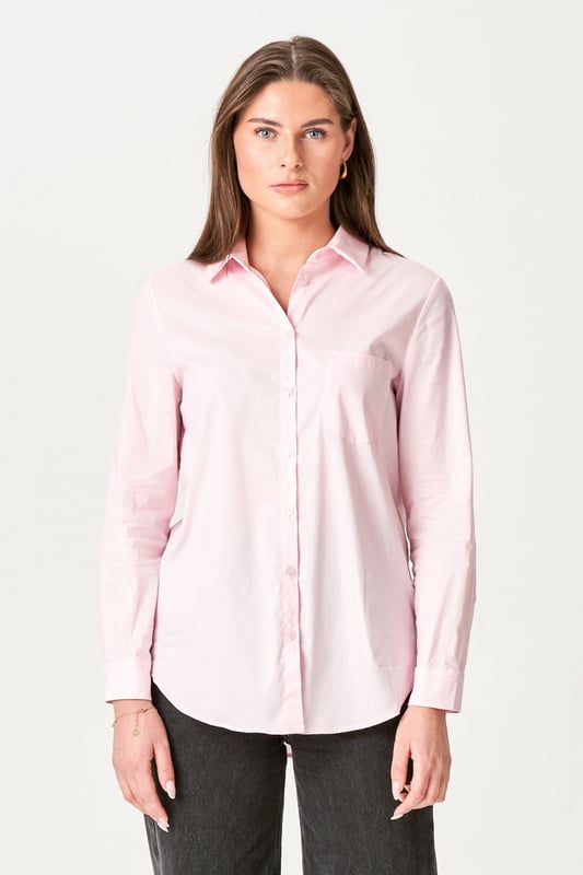 Das Ida Shirt in Rose ist die ideale Ergänzung für die Garderobe jeder Frau. Dieses wunderschön gestaltete Hemd ist sowohl stilvoll als auch bequem und eignet sich daher sowohl für den Alltag als auch für besondere Anlässe. Das Shirt besteht aus 97 % Baumwolle und 3 % Elasthan und sorgt so für eine weiche und flexible Passform, die Ihnen den ganzen Tag über Bewegungsfreiheit gibt. Das Ida Shirt in Rose ist für die Frau gedacht, die ein vielseitiges und modernes Shirt sucht, das auf unzählige Arten gestylt werden kann. Ob allein an einem warmen Sommertag oder als Schicht unter einer Jacke in den kühleren Monaten getragen, dieses Hemd wird mit Sicherheit zu einem festen Bestandteil Ihrer Garderobe. Bei TeeShoppen haben wir es uns zur Aufgabe gemacht, qualitativ hochwertige Produkte zu liefern, und mit dem Ida Shirt erhalten Sie ein Shirt, das zeitlos und modern zugleich ist.