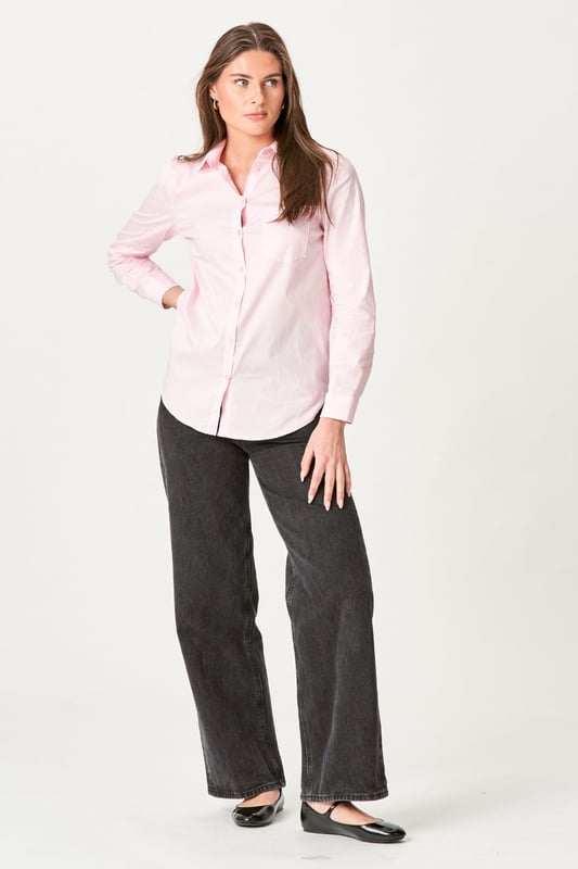 Das Ida Shirt in Rose ist die ideale Ergänzung für die Garderobe jeder Frau. Dieses wunderschön gestaltete Hemd ist sowohl stilvoll als auch bequem und eignet sich daher sowohl für den Alltag als auch für besondere Anlässe. Das Shirt besteht aus 97 % Baumwolle und 3 % Elasthan und sorgt so für eine weiche und flexible Passform, die Ihnen den ganzen Tag über Bewegungsfreiheit gibt. Das Ida Shirt in Rose ist für die Frau gedacht, die ein vielseitiges und modernes Shirt sucht, das auf unzählige Arten gestylt werden kann. Ob allein an einem warmen Sommertag oder als Schicht unter einer Jacke in den kühleren Monaten getragen, dieses Hemd wird mit Sicherheit zu einem festen Bestandteil Ihrer Garderobe. Bei TeeShoppen haben wir es uns zur Aufgabe gemacht, qualitativ hochwertige Produkte zu liefern, und mit dem Ida Shirt erhalten Sie ein Shirt, das zeitlos und modern zugleich ist.