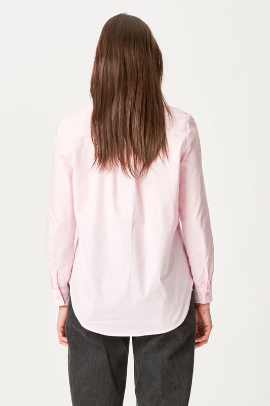 Das Ida Shirt in Rose ist die ideale Ergänzung für die Garderobe jeder Frau. Dieses wunderschön gestaltete Hemd ist sowohl stilvoll als auch bequem und eignet sich daher sowohl für den Alltag als auch für besondere Anlässe. Das Shirt besteht aus 97 % Baumwolle und 3 % Elasthan und sorgt so für eine weiche und flexible Passform, die Ihnen den ganzen Tag über Bewegungsfreiheit gibt. Das Ida Shirt in Rose ist für die Frau gedacht, die ein vielseitiges und modernes Shirt sucht, das auf unzählige Arten gestylt werden kann. Ob allein an einem warmen Sommertag oder als Schicht unter einer Jacke in den kühleren Monaten getragen, dieses Hemd wird mit Sicherheit zu einem festen Bestandteil Ihrer Garderobe. Bei TeeShoppen haben wir es uns zur Aufgabe gemacht, qualitativ hochwertige Produkte zu liefern, und mit dem Ida Shirt erhalten Sie ein Shirt, das zeitlos und modern zugleich ist.