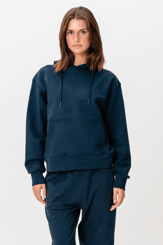 Descubre tu nueva sudadera con capucha favorita: Heavy Hoodie - Heather Navy. Esta sudadera con capucha femenina combina estilo con comodidad y está confeccionada en 80% algodón y 20% poliéster. Diseñado para la mujer moderna que aprecia la calidad y la comodidad. Ideal para el día a día o para una noche informal, esta sudadera con capucha aporta estilo y calidez a tus conjuntos. Su atemporal color azul marino combina perfectamente con cualquier conjunto y su material robusto garantiza una larga durabilidad. Adorada por su tejido suave y su diseño clásico, esta sudadera con capucha se convertirá en tu prenda favorita en los días fríos.