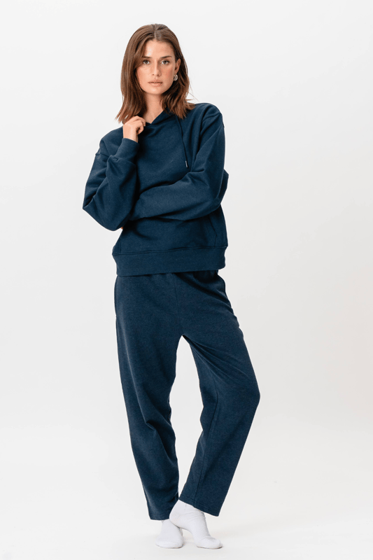Descubre tu nueva sudadera con capucha favorita: Heavy Hoodie - Heather Navy. Esta sudadera con capucha femenina combina estilo con comodidad y está confeccionada en 80% algodón y 20% poliéster. Diseñado para la mujer moderna que aprecia la calidad y la comodidad. Ideal para el día a día o para una noche informal, esta sudadera con capucha aporta estilo y calidez a tus conjuntos. Su atemporal color azul marino combina perfectamente con cualquier conjunto y su material robusto garantiza una larga durabilidad. Adorada por su tejido suave y su diseño clásico, esta sudadera con capucha se convertirá en tu prenda favorita en los días fríos.