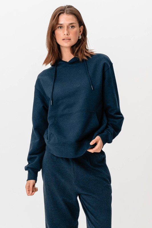 Descubre tu nueva sudadera con capucha favorita: Heavy Hoodie - Heather Navy. Esta sudadera con capucha femenina combina estilo con comodidad y está confeccionada en 80% algodón y 20% poliéster. Diseñado para la mujer moderna que aprecia la calidad y la comodidad. Ideal para el día a día o para una noche informal, esta sudadera con capucha aporta estilo y calidez a tus conjuntos. Su atemporal color azul marino combina perfectamente con cualquier conjunto y su material robusto garantiza una larga durabilidad. Adorada por su tejido suave y su diseño clásico, esta sudadera con capucha se convertirá en tu prenda favorita en los días fríos.