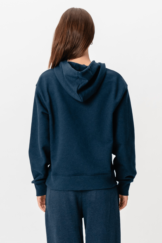 Descubre tu nueva sudadera con capucha favorita: Heavy Hoodie - Heather Navy. Esta sudadera con capucha femenina combina estilo con comodidad y está confeccionada en 80% algodón y 20% poliéster. Diseñado para la mujer moderna que aprecia la calidad y la comodidad. Ideal para el día a día o para una noche informal, esta sudadera con capucha aporta estilo y calidez a tus conjuntos. Su atemporal color azul marino combina perfectamente con cualquier conjunto y su material robusto garantiza una larga durabilidad. Adorada por su tejido suave y su diseño clásico, esta sudadera con capucha se convertirá en tu prenda favorita en los días fríos.