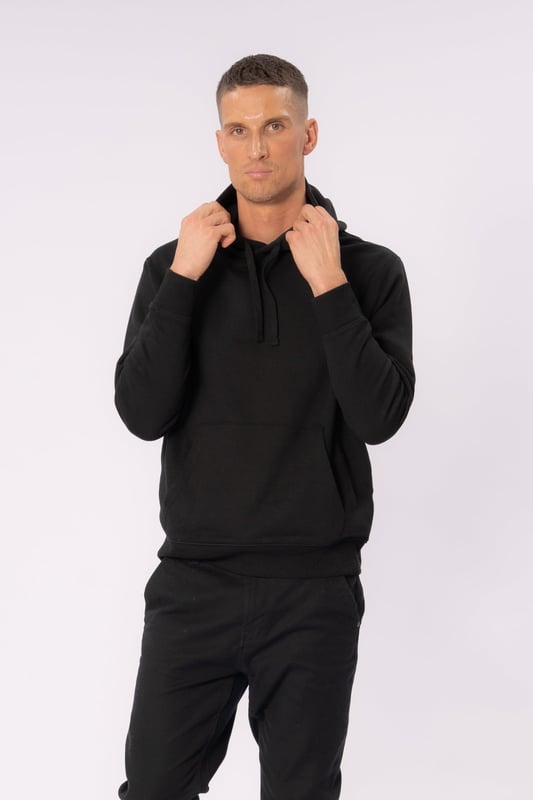 ¿Buscas una sudadera con capucha atemporal que nunca pase de moda? Nuestra sudadera con capucha Essential en negro es la elección perfecta. Esta pieza icónica combina el estilo clásico con la comodidad moderna, lo que la convierte en una parte indispensable de tu guardarropa.
La mezcla de materiales cuidadosamente seleccionada de 60% algodón y 40% poliéster garantiza no sólo una comodidad óptima, sino también durabilidad en la vida cotidiana. El color negro resiste bien lavado tras lavado y aporta un aspecto sofisticado y atemporal.