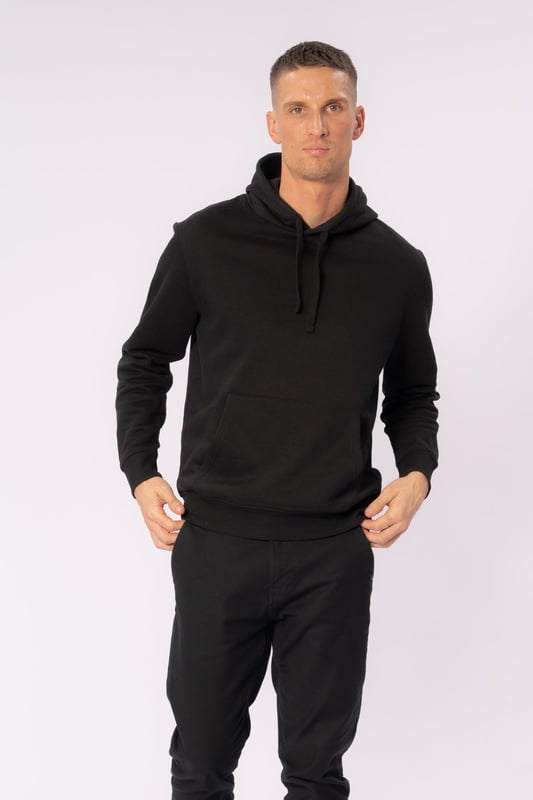 ¿Buscas una sudadera con capucha atemporal que nunca pase de moda? Nuestra sudadera con capucha Essential en negro es la elección perfecta. Esta pieza icónica combina el estilo clásico con la comodidad moderna, lo que la convierte en una parte indispensable de tu guardarropa.
La mezcla de materiales cuidadosamente seleccionada de 60% algodón y 40% poliéster garantiza no sólo una comodidad óptima, sino también durabilidad en la vida cotidiana. El color negro resiste bien lavado tras lavado y aporta un aspecto sofisticado y atemporal.