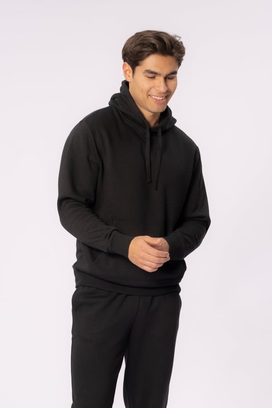 ¿Buscas una sudadera con capucha atemporal que nunca pase de moda? Nuestra sudadera con capucha Essential en negro es la elección perfecta. Esta pieza icónica combina el estilo clásico con la comodidad moderna, lo que la convierte en una parte indispensable de tu guardarropa.
La mezcla de materiales cuidadosamente seleccionada de 60% algodón y 40% poliéster garantiza no sólo una comodidad óptima, sino también durabilidad en la vida cotidiana. El color negro resiste bien lavado tras lavado y aporta un aspecto sofisticado y atemporal.
