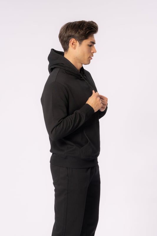 ¿Buscas una sudadera con capucha atemporal que nunca pase de moda? Nuestra sudadera con capucha Essential en negro es la elección perfecta. Esta pieza icónica combina el estilo clásico con la comodidad moderna, lo que la convierte en una parte indispensable de tu guardarropa.
La mezcla de materiales cuidadosamente seleccionada de 60% algodón y 40% poliéster garantiza no sólo una comodidad óptima, sino también durabilidad en la vida cotidiana. El color negro resiste bien lavado tras lavado y aporta un aspecto sofisticado y atemporal.