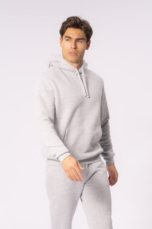 La sudadera con capucha Essential - Grey Melange es la prenda perfecta para el día a día para los hombres. Esta elegante sudadera con capucha combina comodidad y moda con su suave tejido gris melange y su diseño moderno. Confeccionada con una mezcla de 60 % algodón y 40 % poliéster, esta sudadera con capucha garantiza durabilidad y un ajuste cómodo. Ideal tanto para uso casual como para días activos, encaja perfectamente en el guardarropa de cualquier hombre. Compra tu sudadera con capucha Essential hoy y experimenta el equilibrio perfecto entre estilo y funcionalidad.