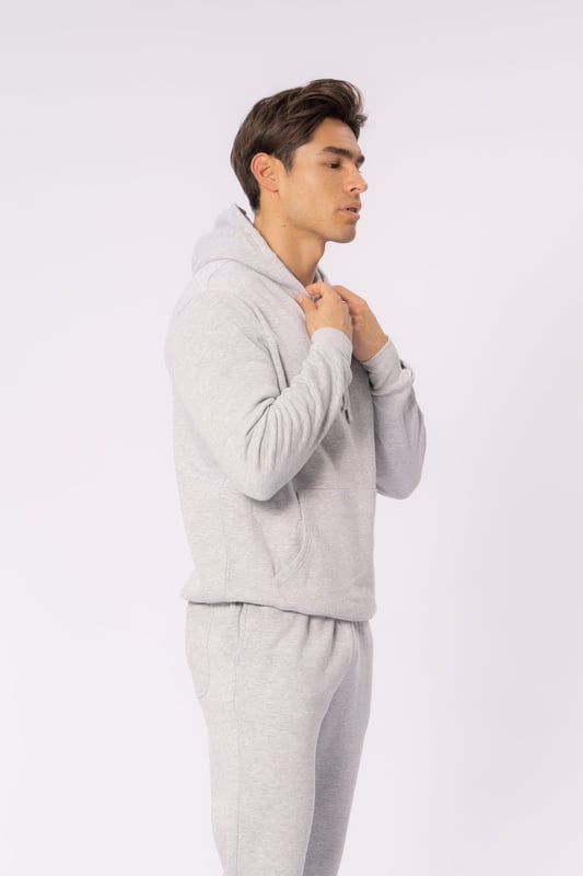 La sudadera con capucha Essential - Grey Melange es la prenda perfecta para el día a día para los hombres. Esta elegante sudadera con capucha combina comodidad y moda con su suave tejido gris melange y su diseño moderno. Confeccionada con una mezcla de 60 % algodón y 40 % poliéster, esta sudadera con capucha garantiza durabilidad y un ajuste cómodo. Ideal tanto para uso casual como para días activos, encaja perfectamente en el guardarropa de cualquier hombre. Compra tu sudadera con capucha Essential hoy y experimenta el equilibrio perfecto entre estilo y funcionalidad.