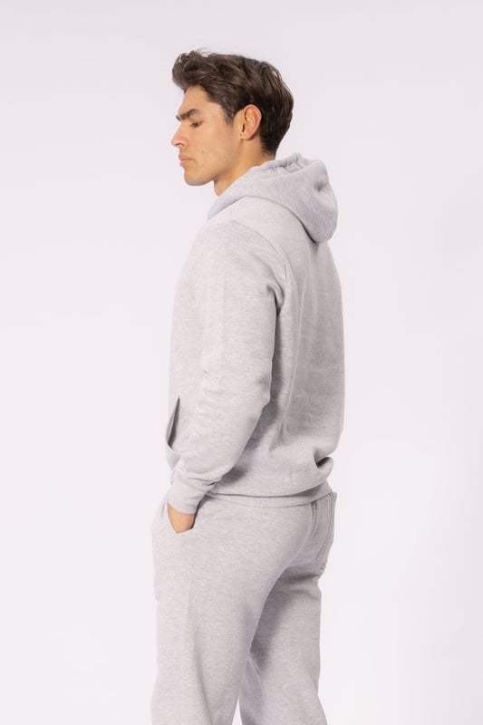 La sudadera con capucha Essential - Grey Melange es la prenda perfecta para el día a día para los hombres. Esta elegante sudadera con capucha combina comodidad y moda con su suave tejido gris melange y su diseño moderno. Confeccionada con una mezcla de 60 % algodón y 40 % poliéster, esta sudadera con capucha garantiza durabilidad y un ajuste cómodo. Ideal tanto para uso casual como para días activos, encaja perfectamente en el guardarropa de cualquier hombre. Compra tu sudadera con capucha Essential hoy y experimenta el equilibrio perfecto entre estilo y funcionalidad.