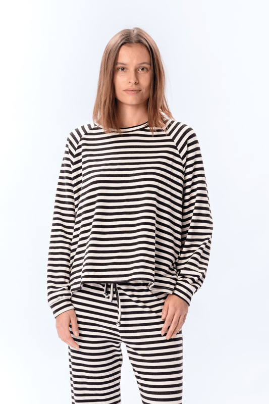 Upptäck klassisk elegans med vår Stripped Long Sleeve Regular Fit - Svart. Designad speciellt för kvinnor, denna tidlösa stil kombinerar komfort och stil. Perfekt för alla tillfällen, oavsett om det är på kontoret eller för en ledig dag. Tillverkad av kvalitetsmaterial säkerställer den en bekväm passform hela dagen. Lägg till denna mångsidiga, snygga blus i din garderob och upplev den tidlösa designen som aldrig går ur mode.