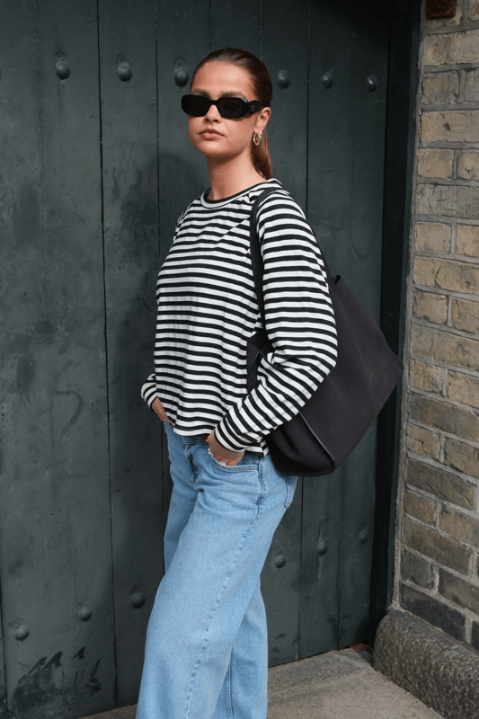 Upptäck klassisk elegans med vår Stripped Long Sleeve Regular Fit - Svart. Designad speciellt för kvinnor, denna tidlösa stil kombinerar komfort och stil. Perfekt för alla tillfällen, oavsett om det är på kontoret eller för en ledig dag. Tillverkad av kvalitetsmaterial säkerställer den en bekväm passform hela dagen. Lägg till denna mångsidiga, snygga blus i din garderob och upplev den tidlösa designen som aldrig går ur mode.