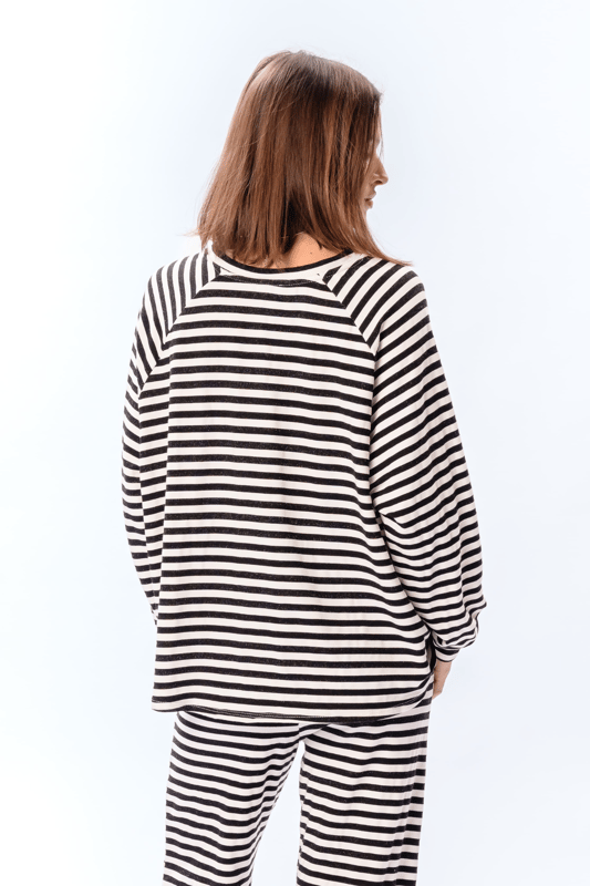 Upptäck klassisk elegans med vår Stripped Long Sleeve Regular Fit - Svart. Designad speciellt för kvinnor, denna tidlösa stil kombinerar komfort och stil. Perfekt för alla tillfällen, oavsett om det är på kontoret eller för en ledig dag. Tillverkad av kvalitetsmaterial säkerställer den en bekväm passform hela dagen. Lägg till denna mångsidiga, snygga blus i din garderob och upplev den tidlösa designen som aldrig går ur mode.