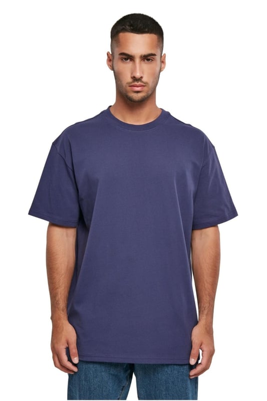 Experimenta la máxima comodidad y estilo con la camiseta Heavy Oversize en azul marino claro para hombre. Perfecta para el uso diario, esta camiseta combina un corte extragrande moderno con materiales de calidad que garantizan una durabilidad duradera. La camiseta es ideal tanto para looks informales como más elegantes, lo que la convierte en una incorporación indispensable a tu guardarropa. El diseño clásico y los finos detalles garantizan que siempre luzcas elegante y bien vestida.