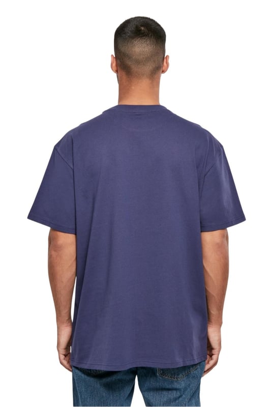Experimenta la máxima comodidad y estilo con la camiseta Heavy Oversize en azul marino claro para hombre. Perfecta para el uso diario, esta camiseta combina un corte extragrande moderno con materiales de calidad que garantizan una durabilidad duradera. La camiseta es ideal tanto para looks informales como más elegantes, lo que la convierte en una incorporación indispensable a tu guardarropa. El diseño clásico y los finos detalles garantizan que siempre luzcas elegante y bien vestida.