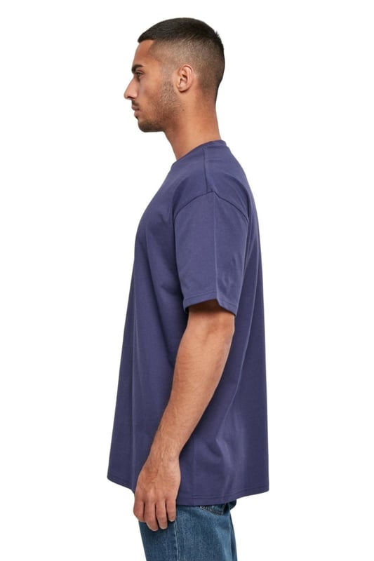 Experimenta la máxima comodidad y estilo con la camiseta Heavy Oversize en azul marino claro para hombre. Perfecta para el uso diario, esta camiseta combina un corte extragrande moderno con materiales de calidad que garantizan una durabilidad duradera. La camiseta es ideal tanto para looks informales como más elegantes, lo que la convierte en una incorporación indispensable a tu guardarropa. El diseño clásico y los finos detalles garantizan que siempre luzcas elegante y bien vestida.