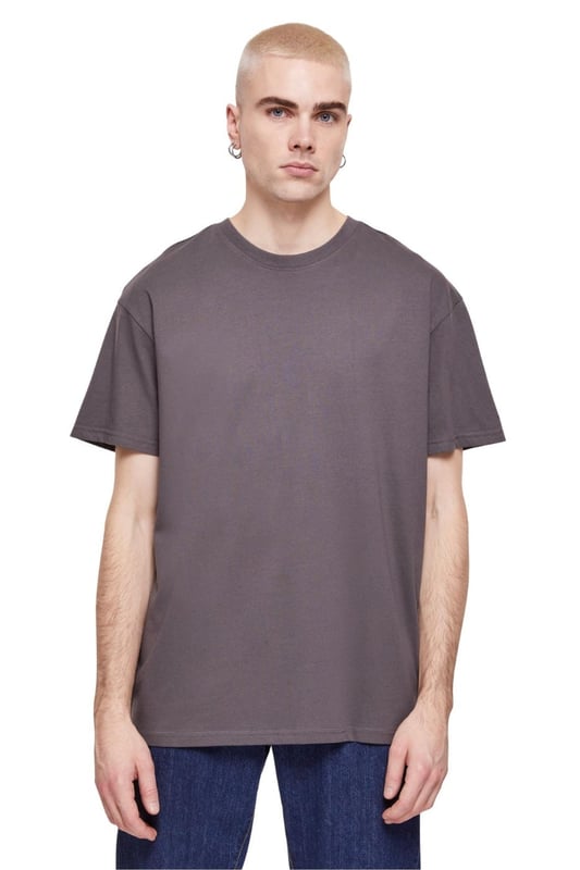 Experimenta una comodidad única en su clase con nuestra camiseta Heavy Oversize en Magnet, diseñada especialmente para hombres. Esta camiseta combina estilo y funcionalidad y ofrece un ajuste holgado que garantiza comodidad diaria. Con su gran calidad y su aspecto clásico, es perfecto tanto para ocasiones informales como para ocasiones más elegantes. La falta de una etiqueta en el frente facilita la personalización según su estilo único. Da el paso hacia un guardarropa que hable tanto de comodidad como de moda.