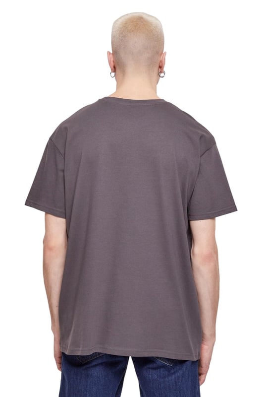 Experimenta una comodidad única en su clase con nuestra camiseta Heavy Oversize en Magnet, diseñada especialmente para hombres. Esta camiseta combina estilo y funcionalidad y ofrece un ajuste holgado que garantiza comodidad diaria. Con su gran calidad y su aspecto clásico, es perfecto tanto para ocasiones informales como para ocasiones más elegantes. La falta de una etiqueta en el frente facilita la personalización según su estilo único. Da el paso hacia un guardarropa que hable tanto de comodidad como de moda.